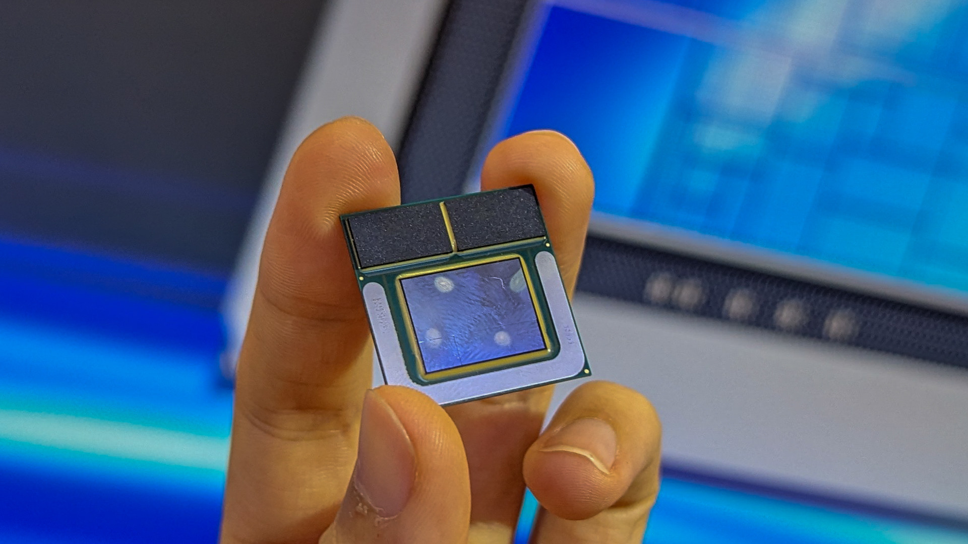 Intel Lunar Lake: nuove immagini mostrano l'interno del processore