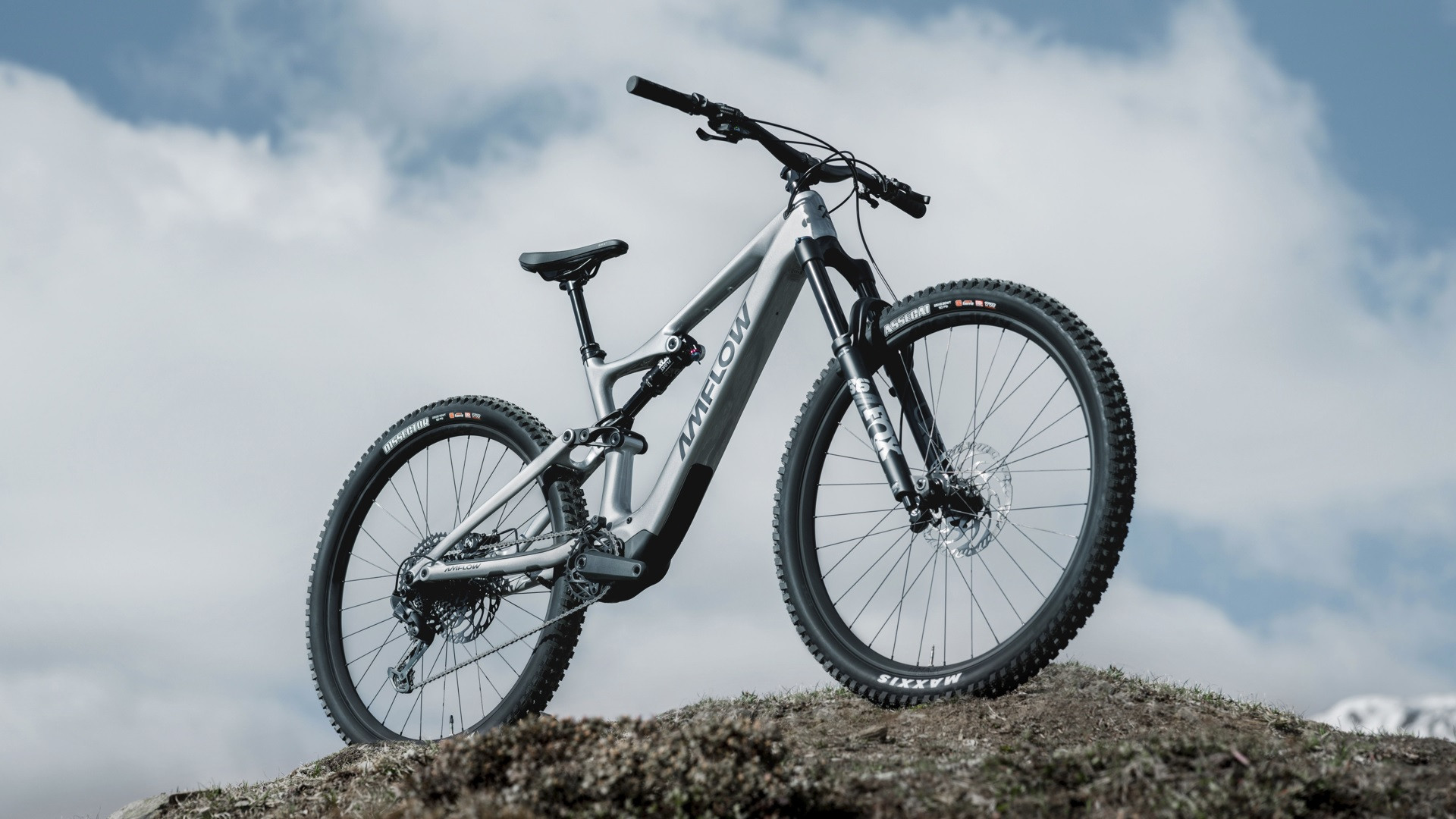 DJI svela la sua prima ebike, si chiama Amflow e si muove con l'IA