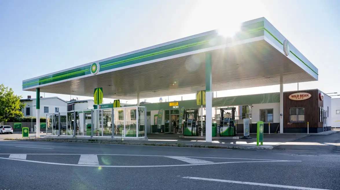 BP rivede le priorità: utili in calo e ritorno agli idrocarburi