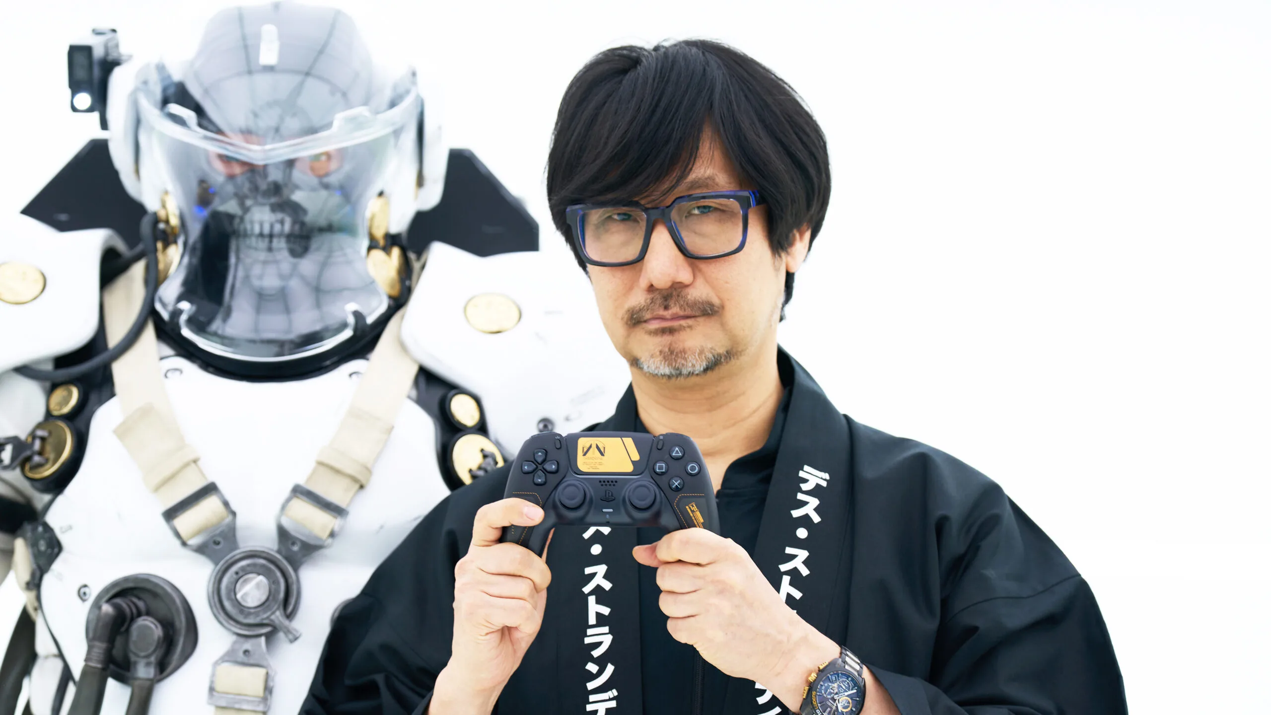 Arriva il DualSense di Death Stranding 2 firmato da Kojima ed è spettacolare